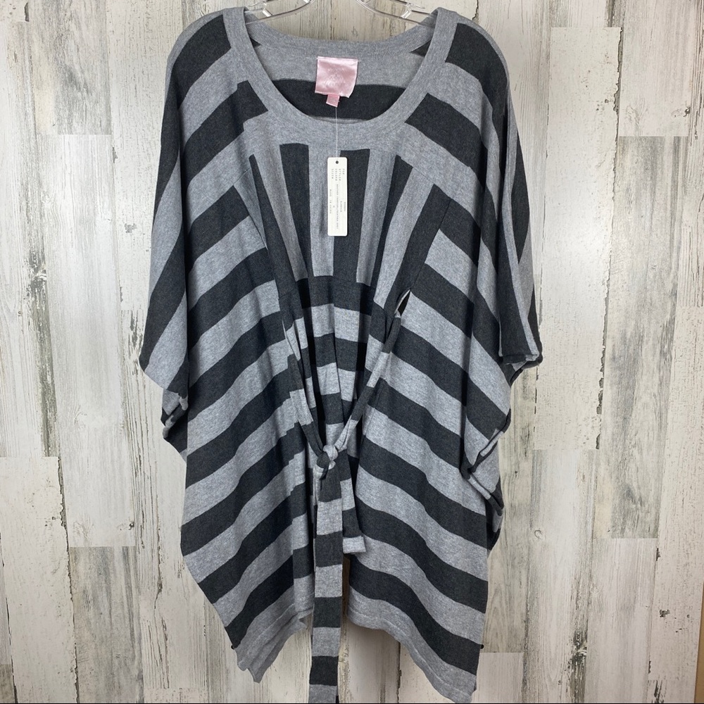 Romeo & Juliet Couture Cinched Poncho Gray Size M